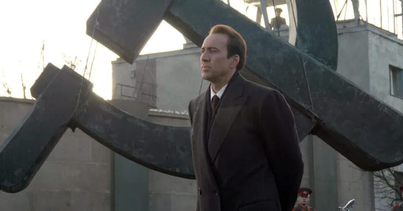 Nicolas Cage é Yuri Orlov, um “Senhor das Armas” Entre Poder e Ganância